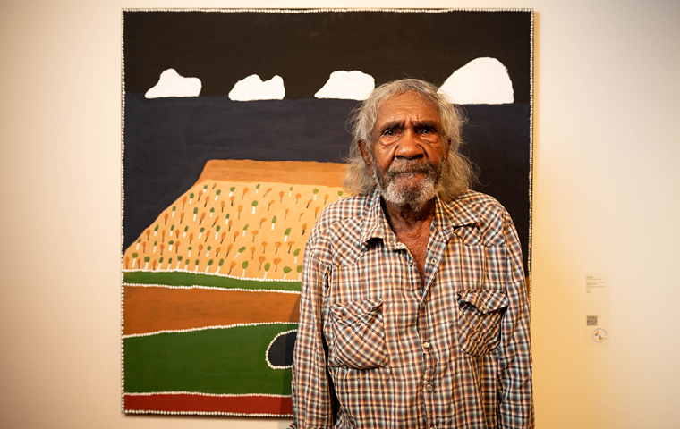 5. Ned Kelly, of Arlpwe Art and Culture Centre. Desert Mob 2024 opening. Photo by Sara Maiorino. Courtesy Desart